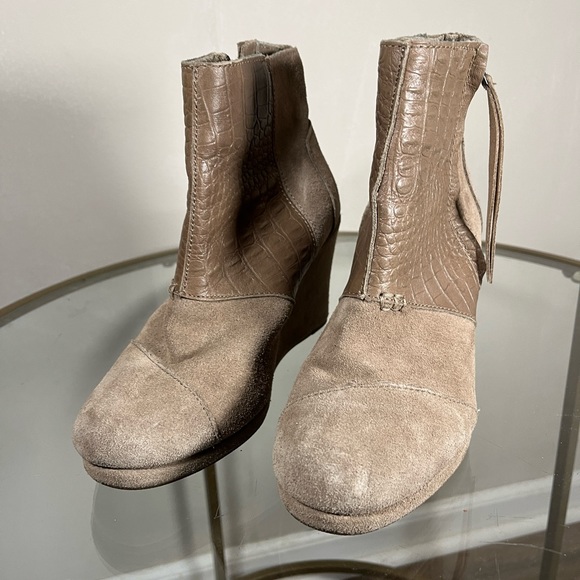 Tan crocodile patterned Toms suede boots - Picture 2 of 4